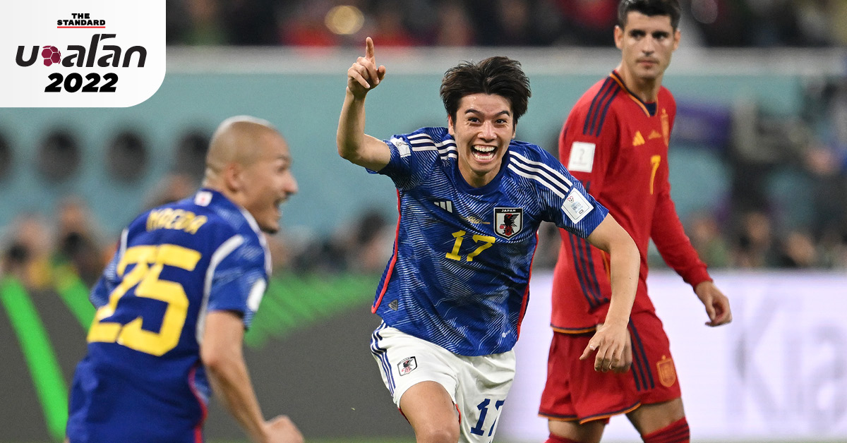 首に巻いて！  2022年ワールドカップのグループEの勝者として、日本はスペインを2-1で破り、ベスト16に進出した。