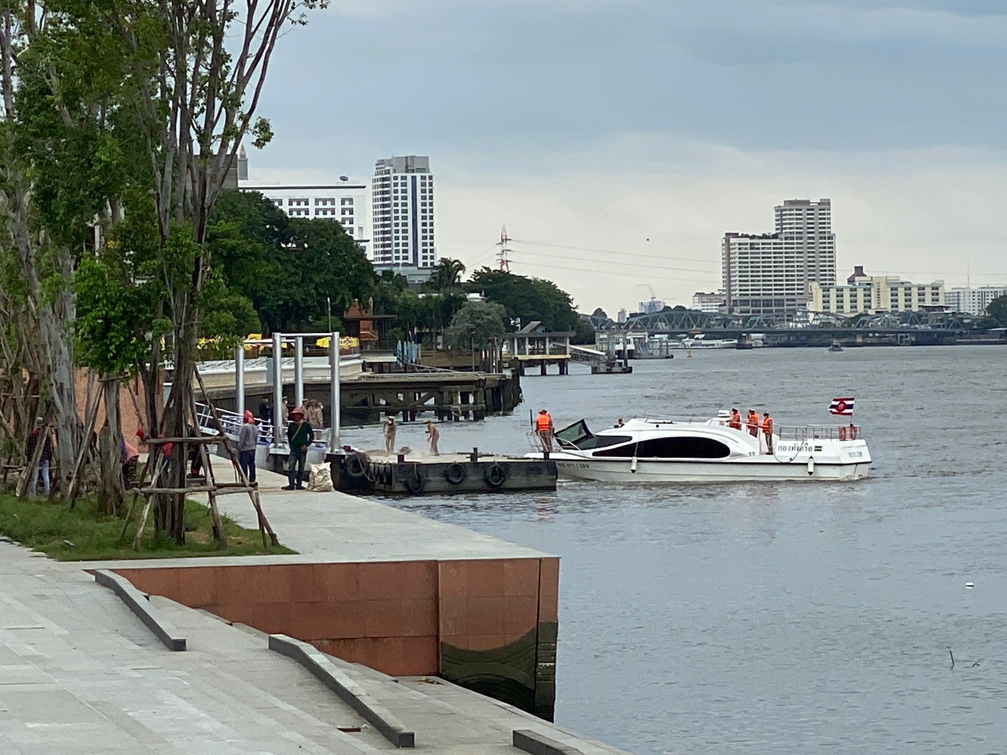 รัฐสภาเสริมโป๊ะ เตรียมเรือ พร้อมอพยพ ส.ส.-ส.ว. ทางน้ำ หลังม็อบล้อมสภา ‘พิธา’ หยุดปฏิบัติหน้าที่ ทั้งนี้ ที่บริเวณท่าเรือของรัฐสภาฝั่งวุฒิสมาชิก มีเจ้าที่กองทัพเรือ เจ้าหน้าที่กรมเจ้าท่า และตำรวจน้ำ มาสังเกตการณ์และเตรียมความพร้อมประจำการ โดยเรือที่จะมารับสมาชิกรัฐสภานั้นเป็นเรือขนาดใหญ่ ของทางกองทัพเรือ จำนวน 2 ลำ นอกจากนี้บริเวณดังกล่าว เจ้าหน้าที่ติดป้ายว่าเป็นพื้นที่ปฏิบัติการ ไม่อนุญาตให้สื่อมวลชนเข้าทำข่าว ซึ่งคาดว่าจะเป็นทางออกฉุกเฉินของสมาชิกรัฐสภา เนื่องจากตำรวจรัฐสภาให้ข้อมูลว่าจะปิดทางเข้าออกอาคารรัฐสภาจนกว่าสถานการณ์จะสงบ