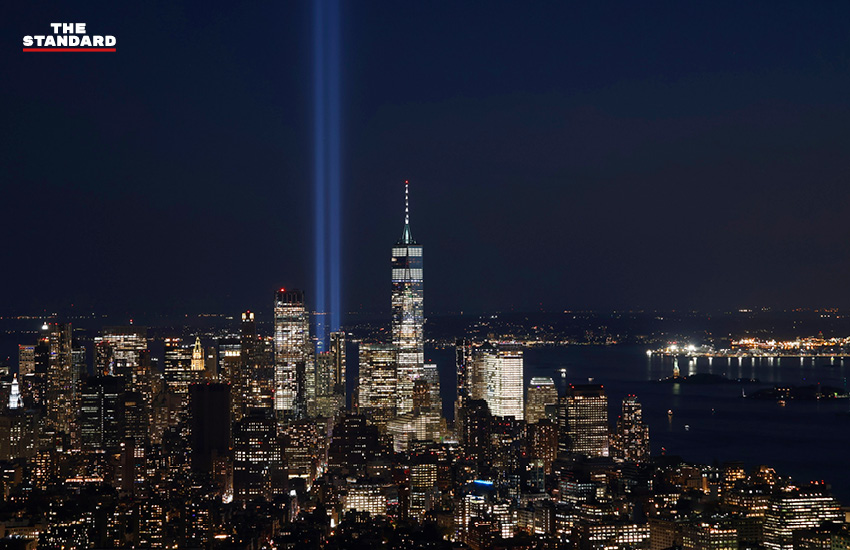 ภาพลำแสงคู่ Tribute in Lights ที่ถูกฉายขึ้นไปบนท้องฟ้าเมื่อวันที่ 6 กันยายน 2023 เพื่อเป็นการเตรียมการก่อนที่จะมีกำหนดแสดงจริงในค่ำคืนวันที่ 11 กันยายน ตามเวลาท้องถิ่น