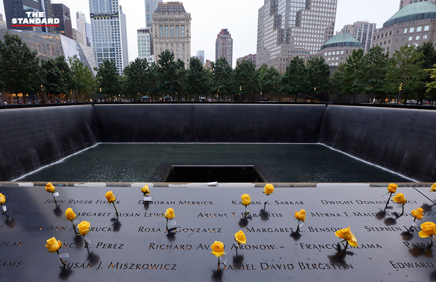 ดอกกุหลาบสีเหลืองสดใสถูกนำมาปักเรียงรายไว้ที่หน้าแท่นน้ำตกบริเวณ Ground Zero เมื่อวันที่ 7 กันยายน 2023 