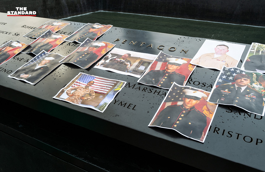ภาพของผู้เสียชีวิตบางส่วนจากเหตุเครื่องบินพุ่งเข้าชนอาคารเพนตากอน รัฐเวอร์จิเนีย ถูกนำมาวางเรียงไว้ที่หน้าแท่นน้ำตกบริเวณ Ground Zero เมื่อวันที่ 10 กันยายน 2023