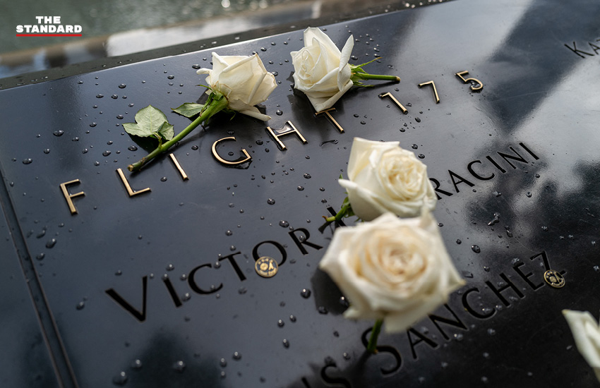 ดอกกุหลาบขาวถูกนำมาวางและปักไว้บนแท่นหินที่สลักคำว่า Flight 175