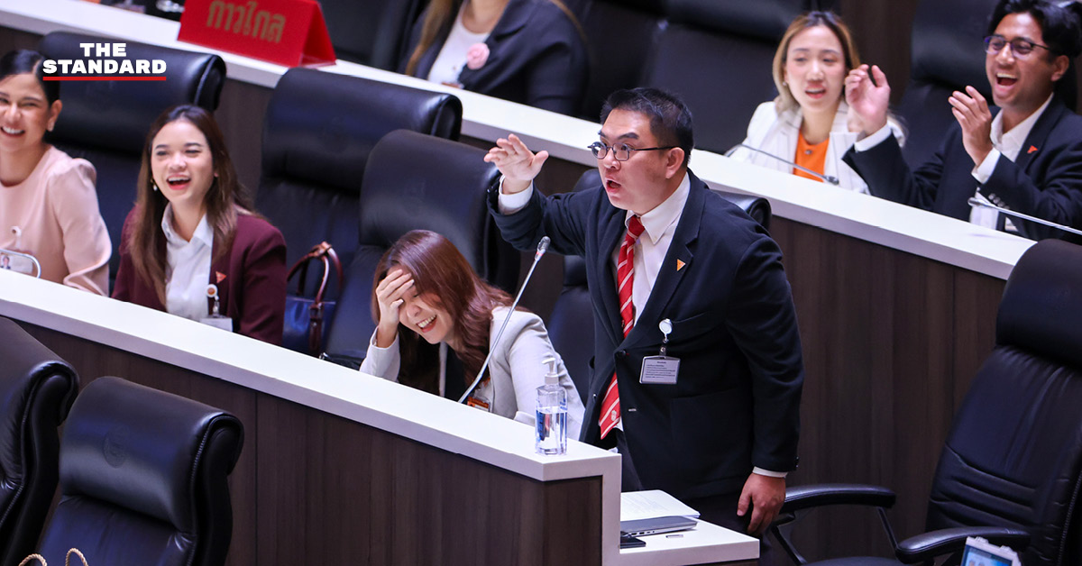 วิโรจน์ ลักขณาอดิศร ประท้วงในการประชุมรัฐสภา