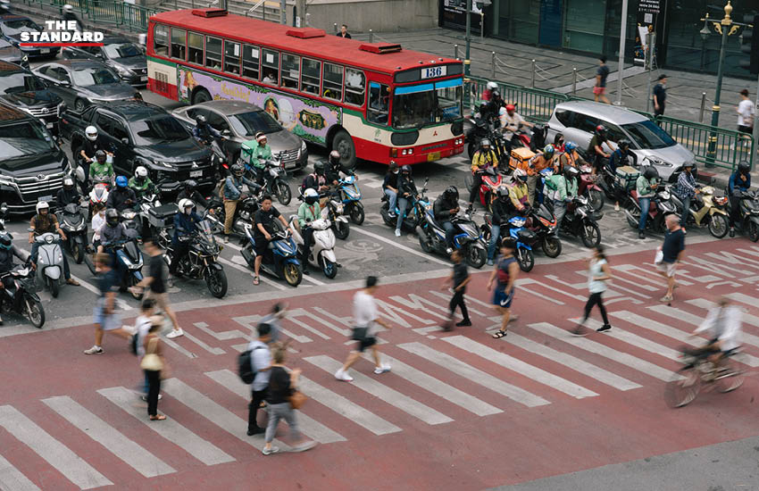 รถจอดติดไฟแดง ในขณะที่คนข้ามทางม้าลาย แยกอโศก