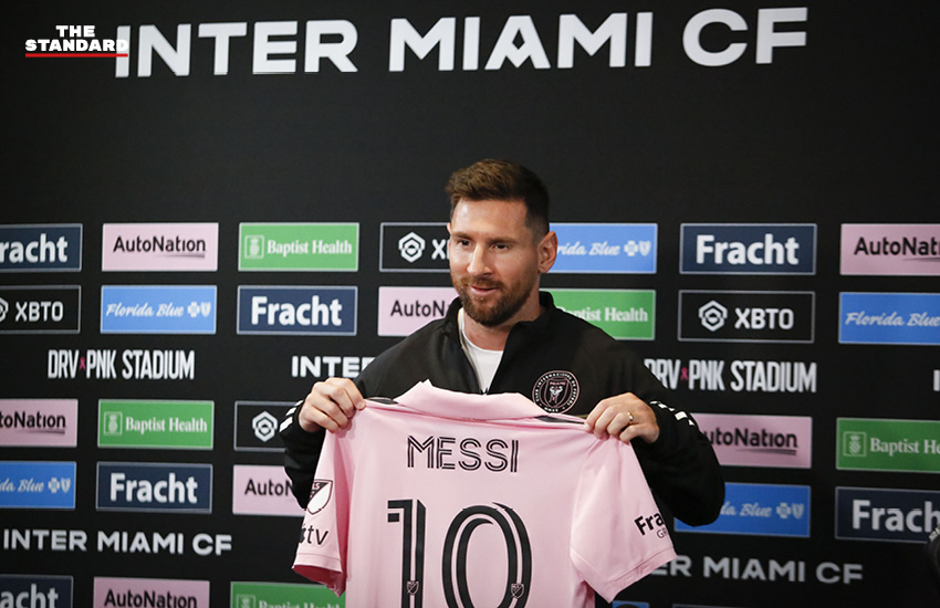 Lionel Messi ชูเสื้อสีชมพูของทีม Inter Miami