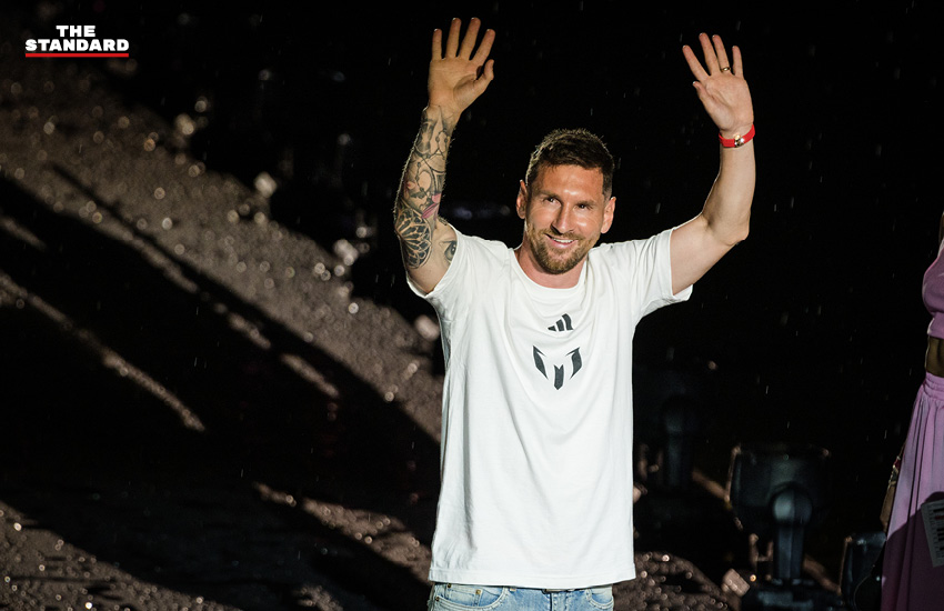 Lionel Messi ใส่เสื้อยืดคอกลมสีขาว ชูแขน 2 ข้าง