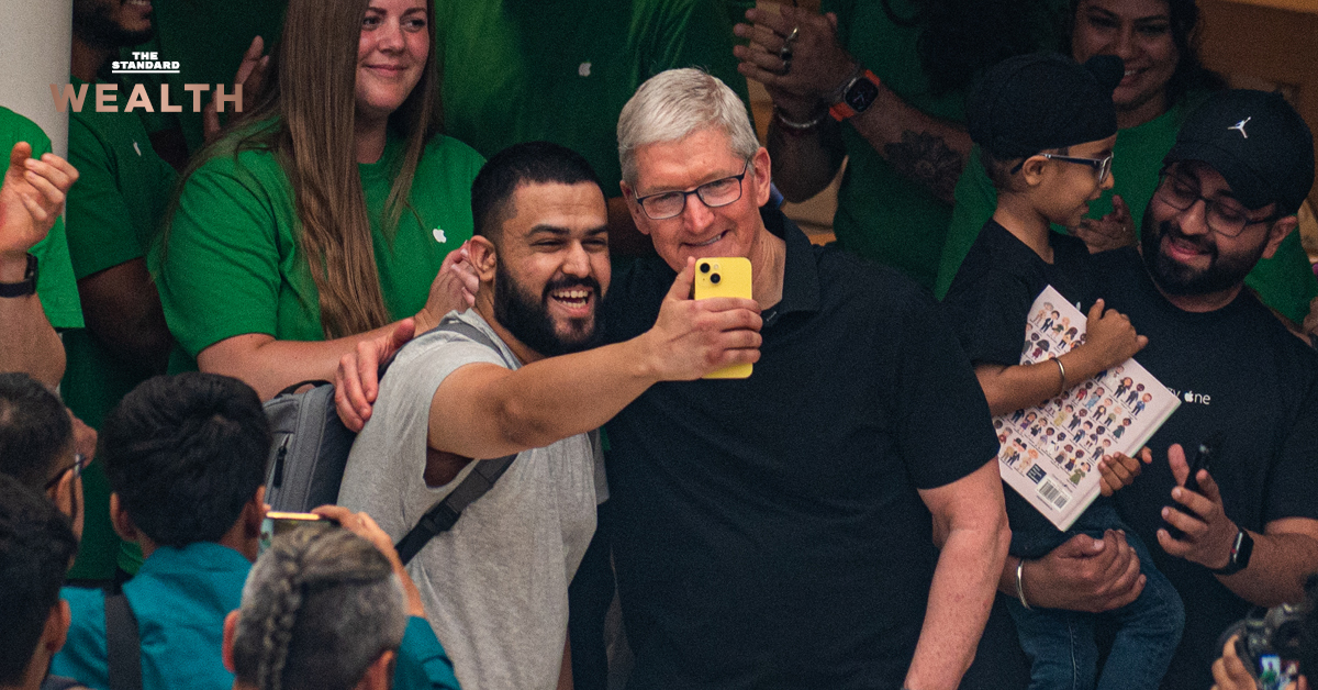 Man selfie with Tim Cook in crowd