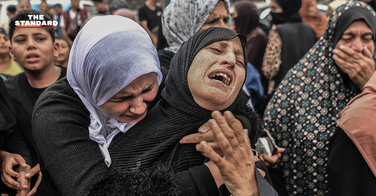 หญิงชาวมุสลิมกอดคอกันร้องไห้