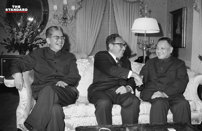เฮนรี คิสซิงเจอร์ รัฐมนตรีต่างประเทศสหรัฐฯ พบกับ เติ้งเสี่ยวผิง รองนายกรัฐมนตรีจีนในช่วงเวลานั้น