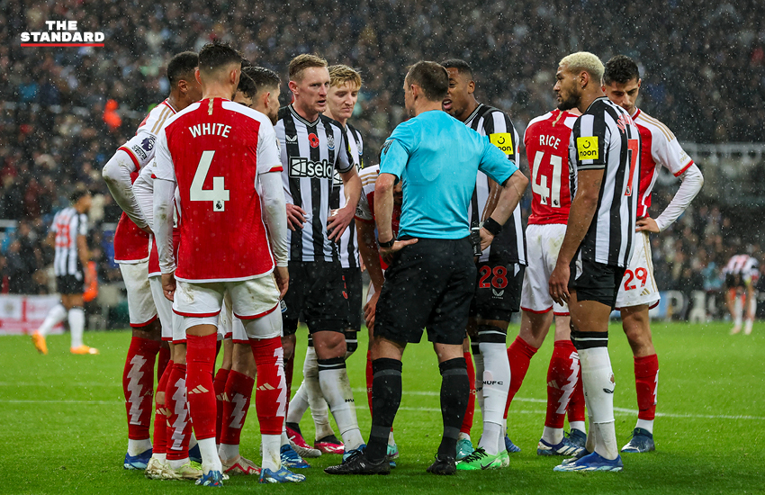 ผู้เล่นของ Newcastle United และ Arsenal หลายคนยืนคุยกับผู้ตัดสินในสนาม