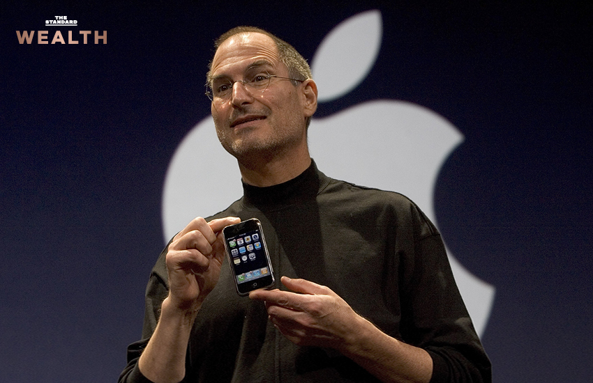 Steve Jobs ถือ iPhone