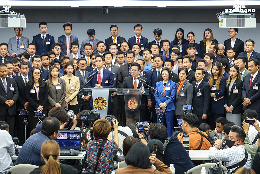 31 มกราคม 2567: ที่รัฐสภา ชัยธวัช ตุลาธน หัวหน้าพรรคก้าวไกล และ พิธา ลิ้มเจริญรัตน์ ประธานที่ปรึกษาหัวหน้าพรรคก้าวไกล พร้อมด้วย สส. พรรคก้าวไกล