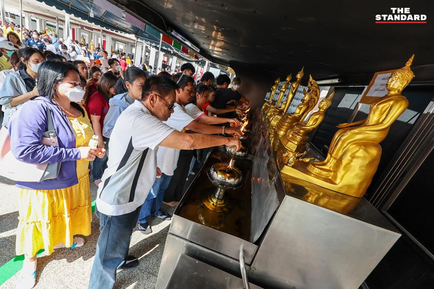 วัดพระแก้ว วัดโพธิ์ ศาลหลักเมือง นักท่องเที่ยวเนืองแน่น 