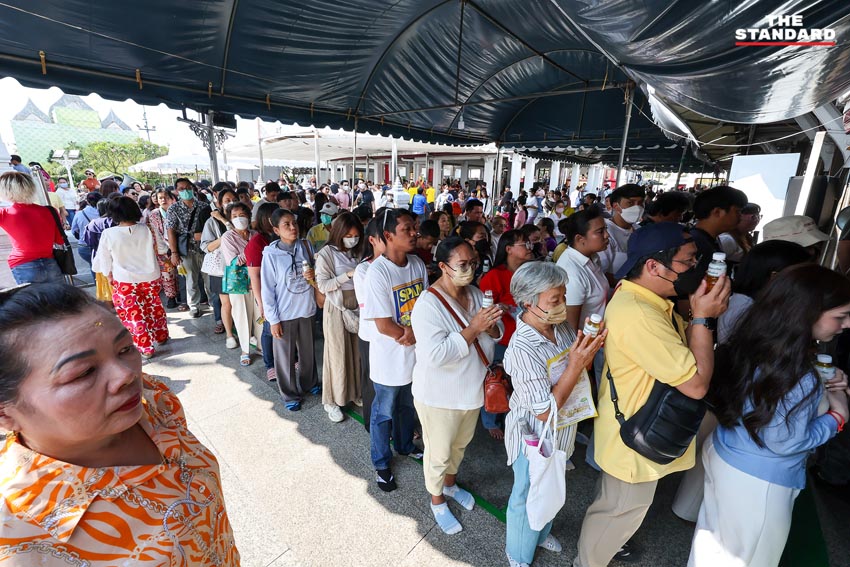 วัดพระแก้ว วัดโพธิ์ ศาลหลักเมือง นักท่องเที่ยวเนืองแน่น 