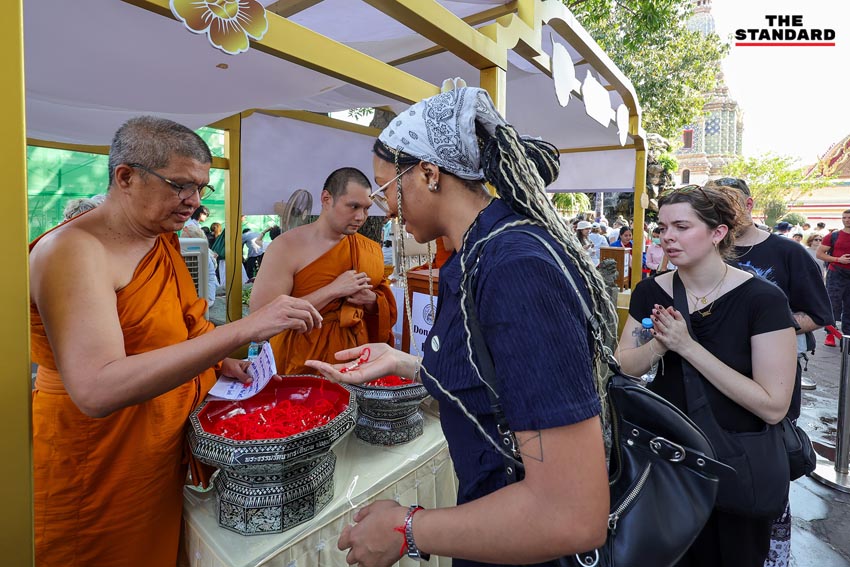 วัดพระแก้ว วัดโพธิ์ ศาลหลักเมือง นักท่องเที่ยวเนืองแน่น 