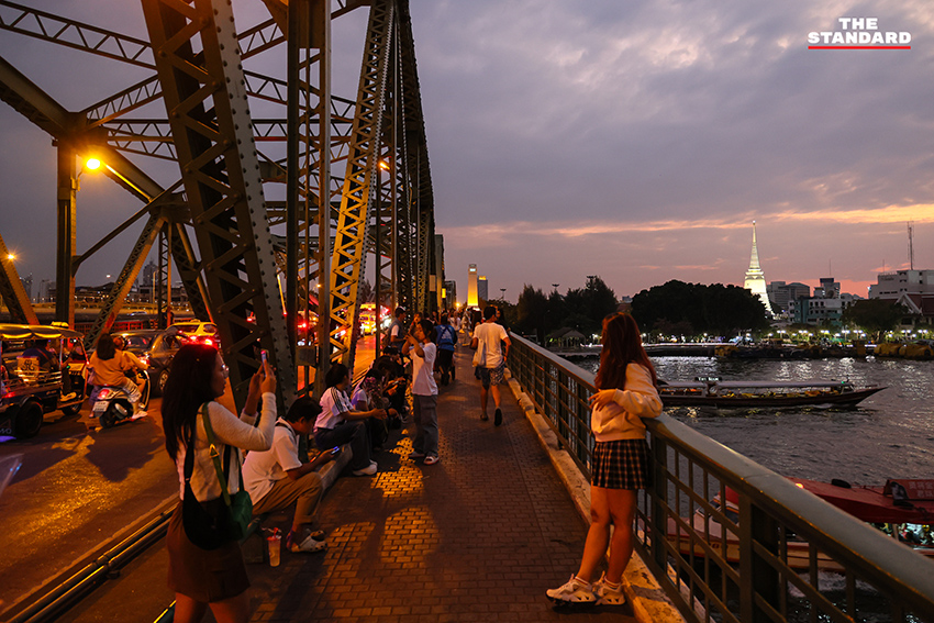 บรรยากาศนักท่องเที่ยวทั้งชาวไทยและต่างชาติ สะพานพุทธ