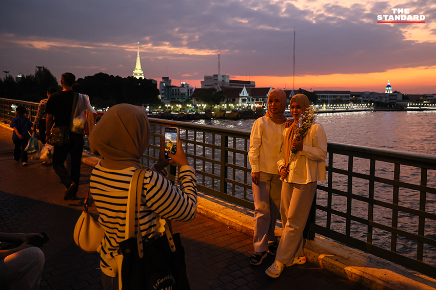 บรรยากาศนักท่องเที่ยวทั้งชาวไทยและต่างชาติ สะพานพุทธ