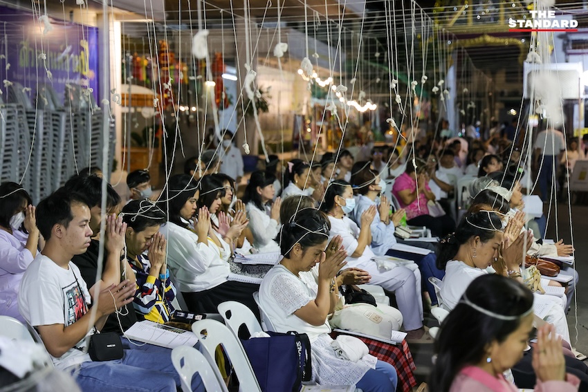 ประชาชนร่วมสวดมนต์ข้ามปีต้อนรับปีใหม่ 2568 