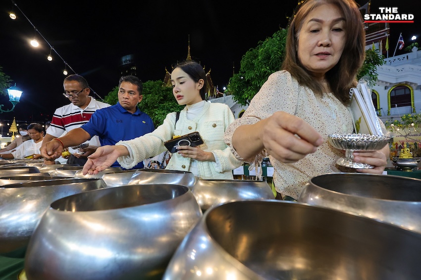 ประชาชนร่วมสวดมนต์ข้ามปีต้อนรับปีใหม่ 2568 