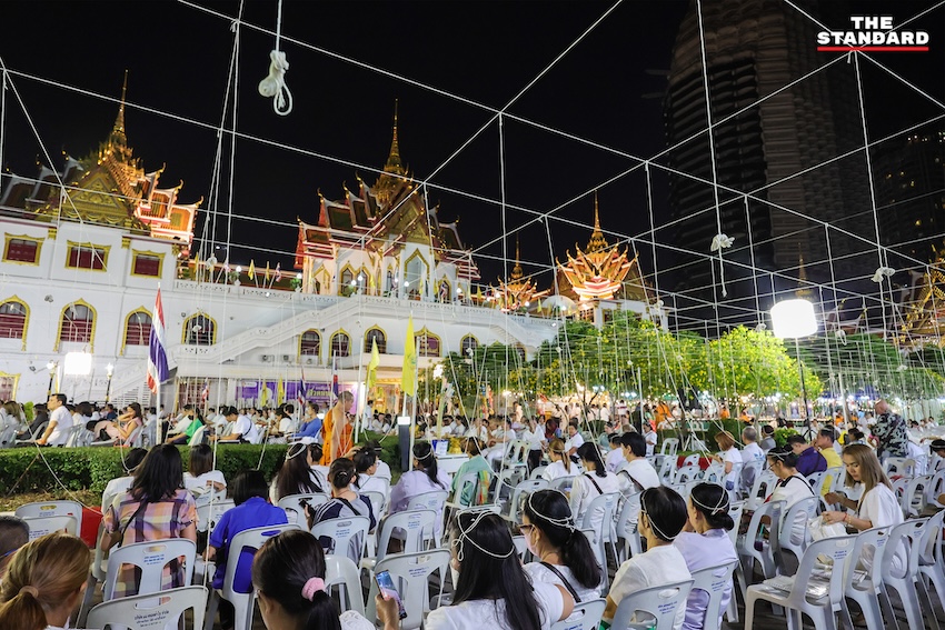 ประชาชนร่วมสวดมนต์ข้ามปีต้อนรับปีใหม่ 2568 