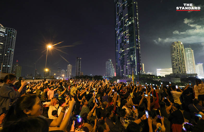 Taksin-Bridge-Crowd