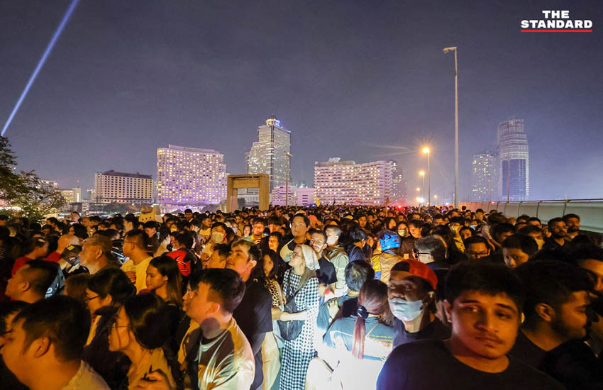 Taksin-Bridge-Crowd