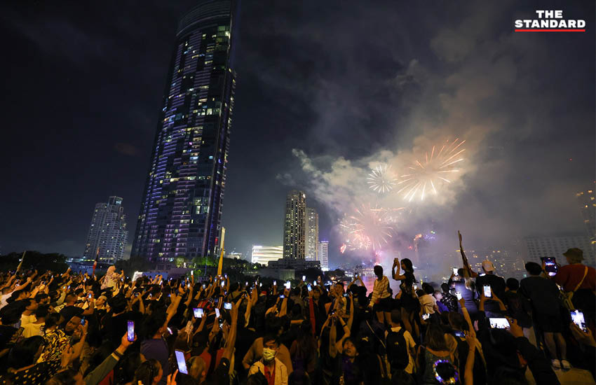 Taksin-Bridge-Crowd