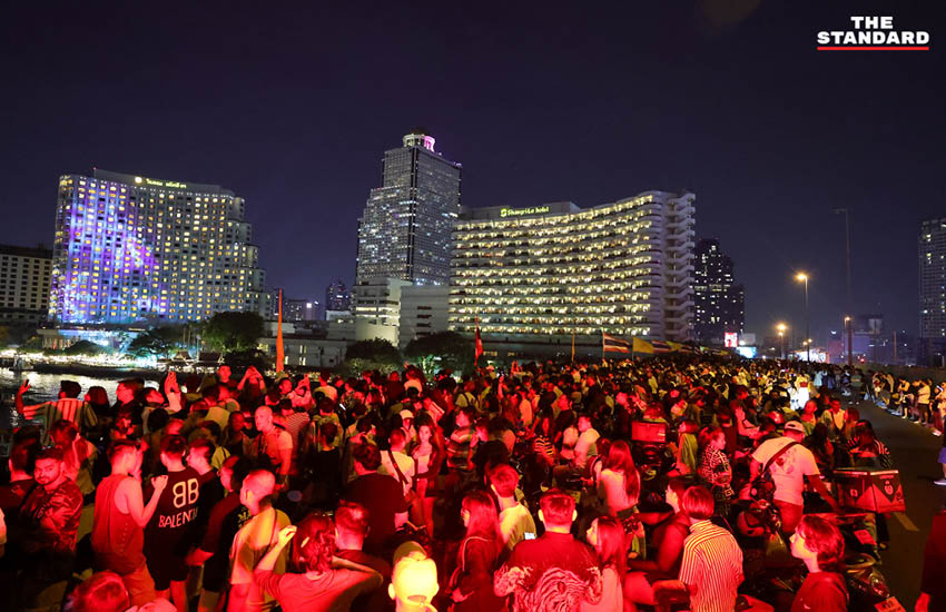 Taksin-Bridge-Crowd