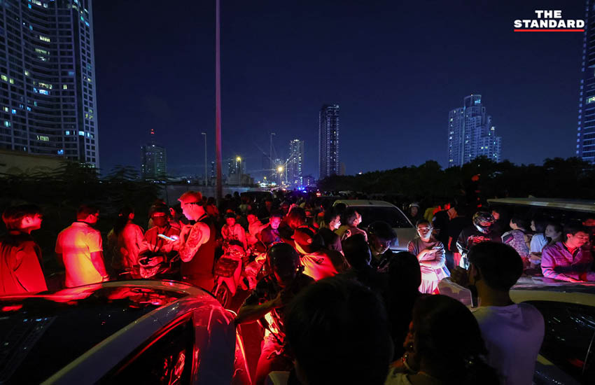 Taksin-Bridge-Crowd