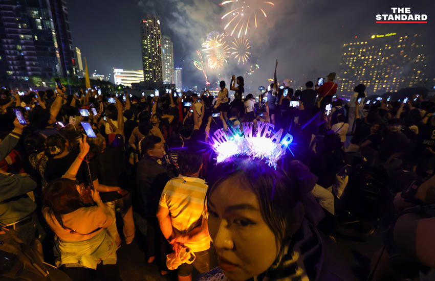 Taksin-Bridge-Crowd