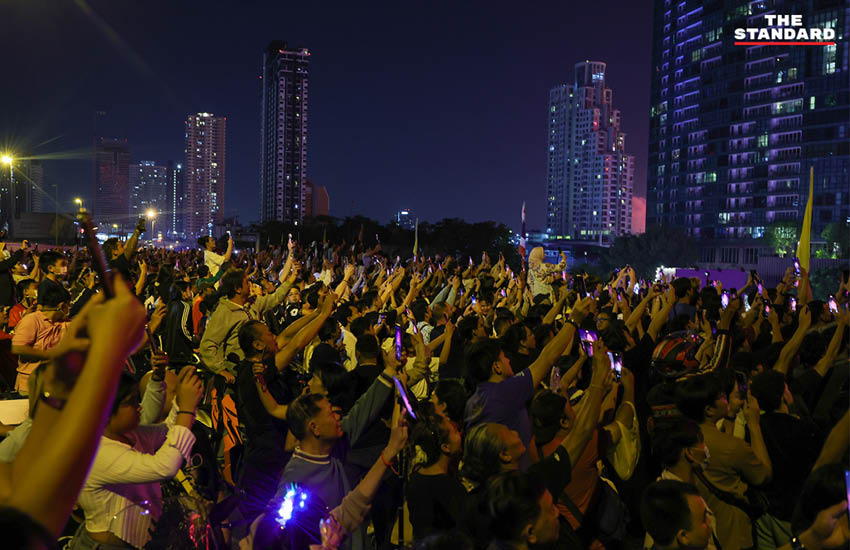 Taksin-Bridge-Crowd