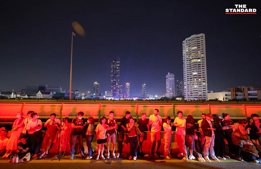 Taksin-Bridge-Crowd