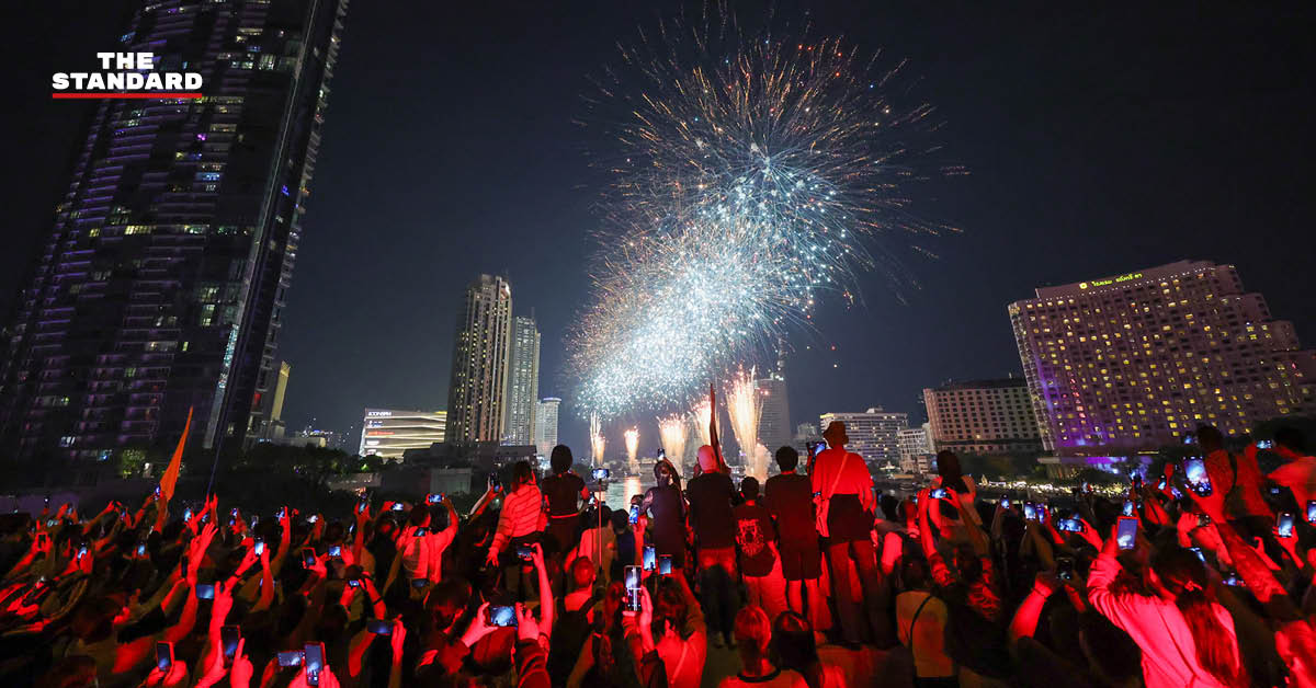 Taksin-Bridge-Crowd-Fireworks-New-Year-2568