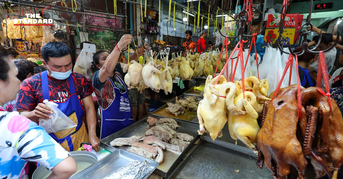 ประชาชนเลือกซื้อสินค้าไหว้เจ้าและของใช้ในเทศกาลตรุษจีน 2568