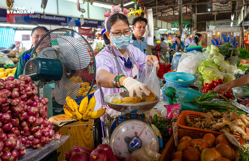 พ่อค้าแม่ค้าตลาดแม่เหียะใส่ชุดนักเรียนวันเด็ก