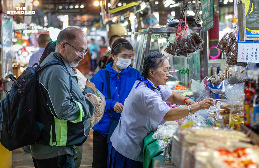 พ่อค้าแม่ค้าตลาดแม่เหียะใส่ชุดนักเรียนวันเด็ก