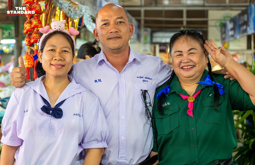 พ่อค้าแม่ค้าตลาดแม่เหียะใส่ชุดนักเรียนวันเด็ก