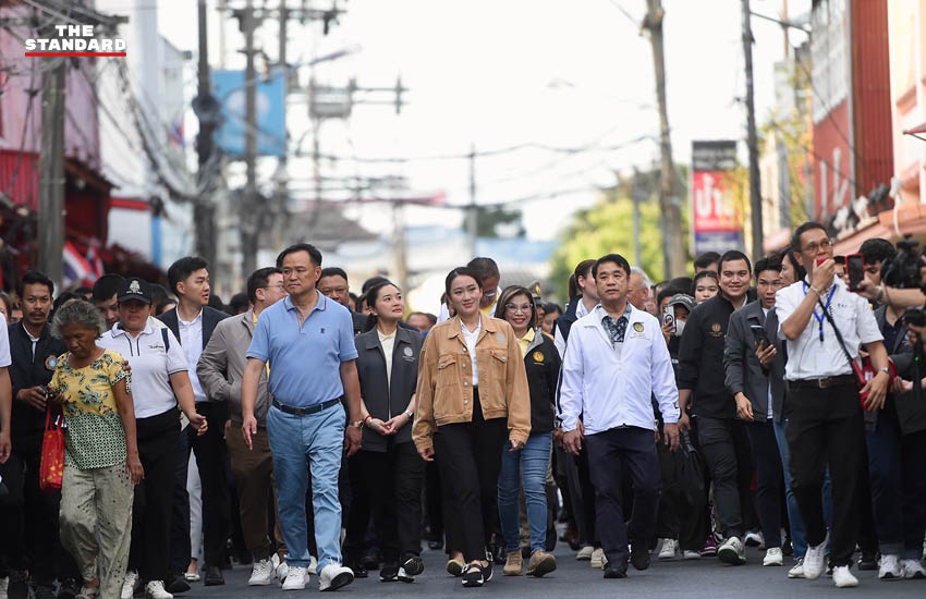 นายกรัฐมนตรีถูกขนาบข้างด้วย 2 รองนายกรัฐมนตรี ขณะกำลังเดินชมเมืองเก่าสงขลา 