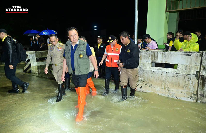  อนุทิน ชาญวีรกูล รองนายกรัฐมนตรี และรัฐมนตรีว่าการกระทรวงมหาดไทย ลงพื้นที่ ติดตามสถานการณ์ปัญหาอุทกภัย ที่จังหวัดนราธิวาส และจังหวัดสงขลา แฟ้มภาพเมื่อวันที่ 29 พฤศจิกายน 2567 