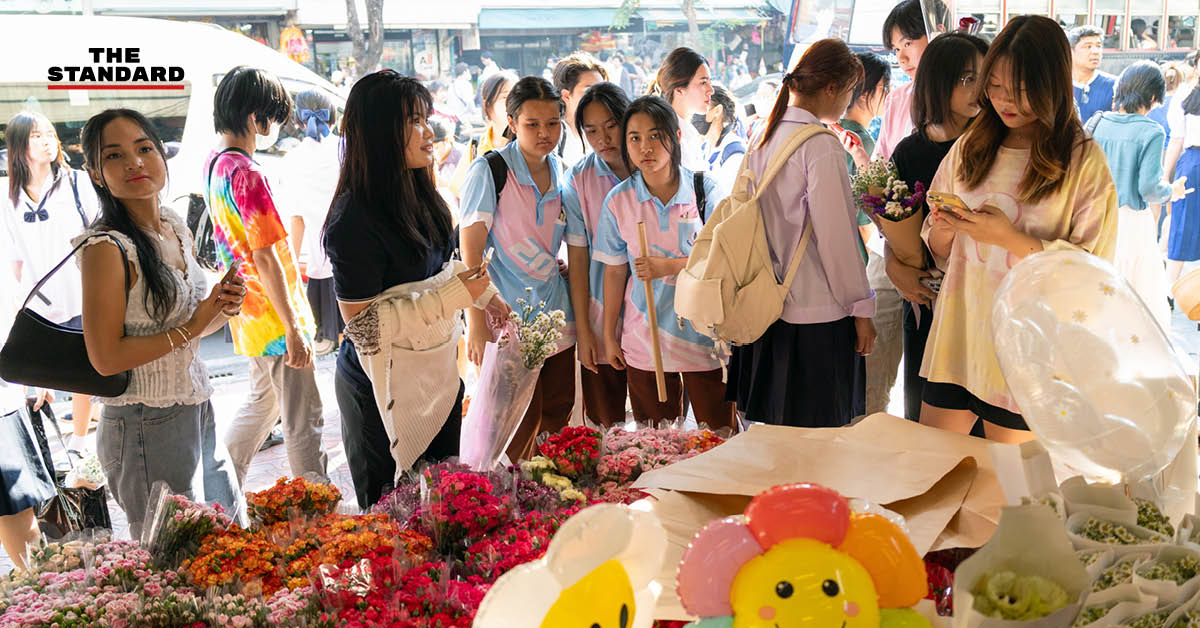 บรรยากาศการเลือกซื้อดอกกุหลาบที่ตลาดปากคลองตลาดก่อนวันวาเลนไทน์