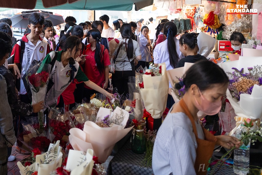 บรรยากาศการเลือกซื้อดอกกุหลาบที่ตลาดปากคลองตลาดก่อนวันวาเลนไทน์