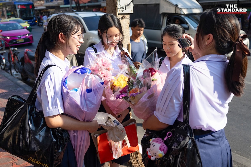 บรรยากาศการเลือกซื้อดอกกุหลาบที่ตลาดปากคลองตลาดก่อนวันวาเลนไทน์