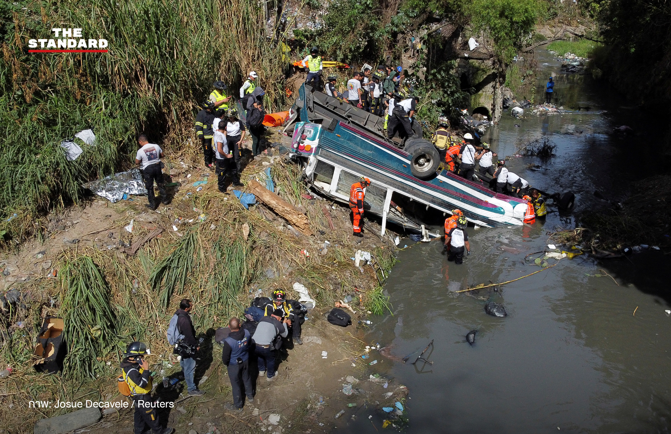 ภาพอุบัติเหตุรถบัสตกสะพาน Puente Belice ในกัวเตมาลา มีผู้เสียชีวิตกว่า 51 ราย