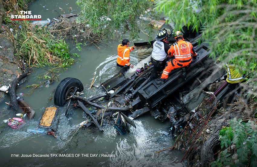 ภาพอุบัติเหตุรถบัสตกสะพาน Puente Belice ในกัวเตมาลา มีผู้เสียชีวิตกว่า 51 ราย