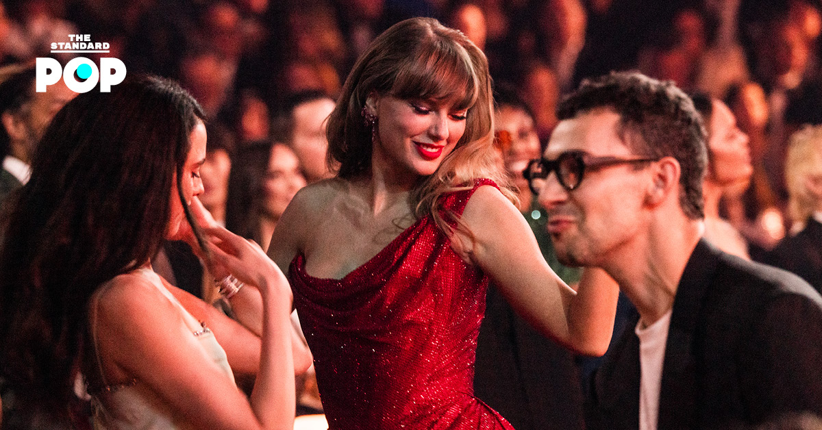 Taylor Swift ในชุด Vivienne Westwood บนพรมแดง Grammys