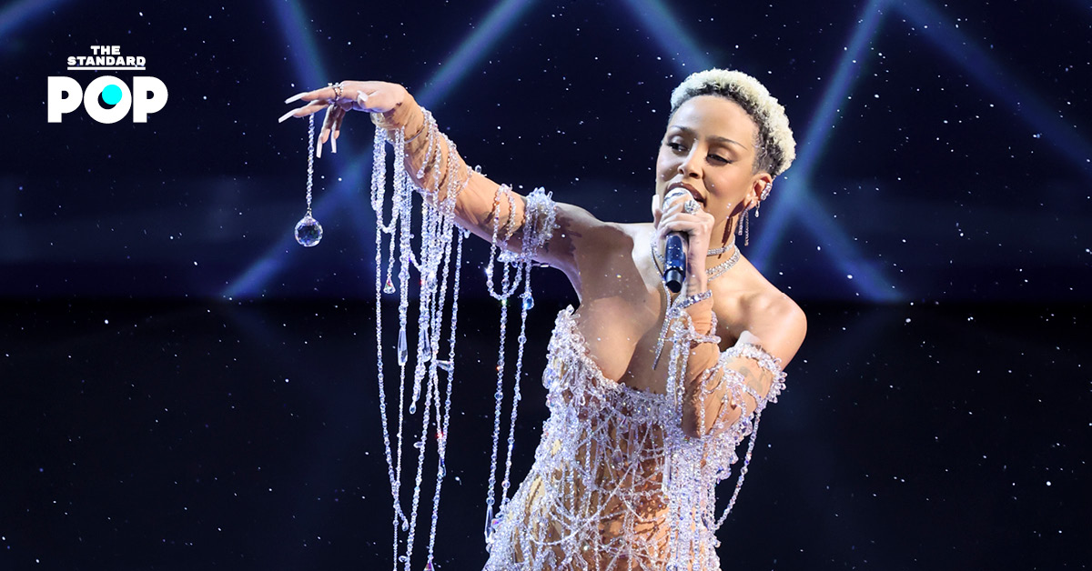 Doja Cat สวมชุดคริสตัล Swarovski กว่า 1 ล้านชิ้นในการแสดงเพลง Diamonds Are Forever บนเวที Oscars 2025