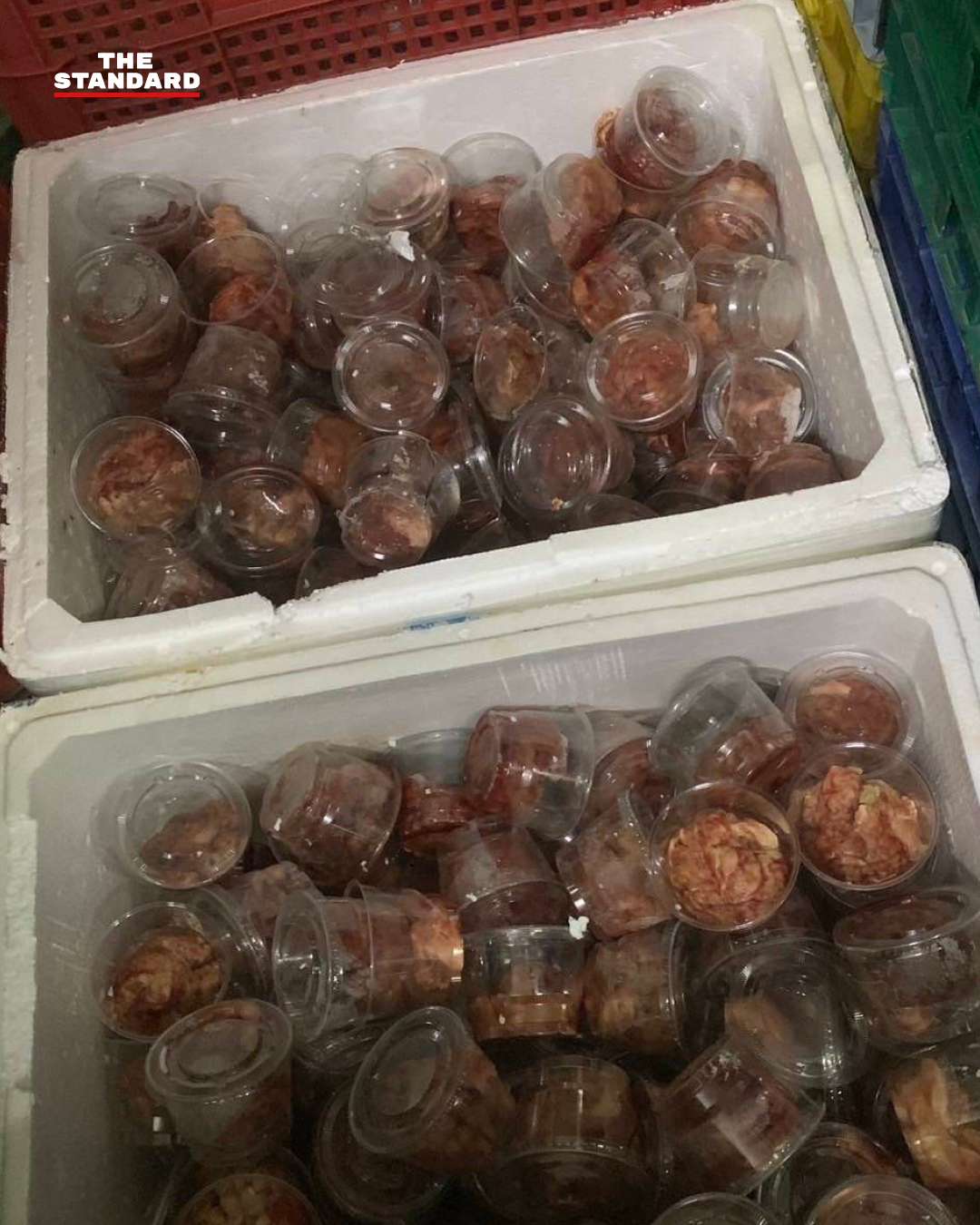 เจ้าหน้าที่ตำรวจและกรมปศุสัตว์ตรวจสอบซากหมูเถื่อนในห้องเย็นใกล้ตลาดไท พบซากหมูเน่าเสียกว่า 4,000 กิโลกรัม
