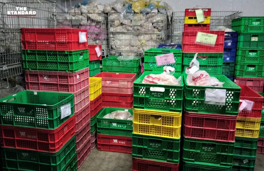 เจ้าหน้าที่ตำรวจและกรมปศุสัตว์ตรวจสอบซากหมูเถื่อนในห้องเย็นใกล้ตลาดไท พบซากหมูเน่าเสียกว่า 4,000 กิโลกรัม