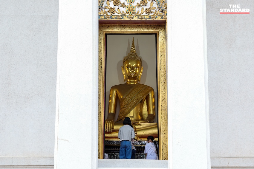 เวียนเทียนรอบพระบรมบรรพต ภูเขาทอง ร่วมบุญวันวิสาขบูชา