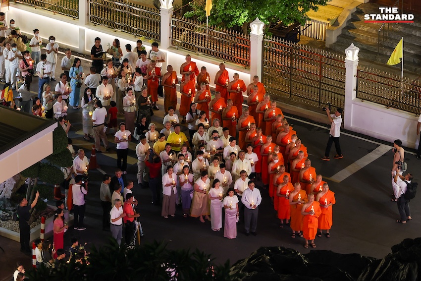 เวียนเทียนรอบพระบรมบรรพต ภูเขาทอง ร่วมบุญวันวิสาขบูชา